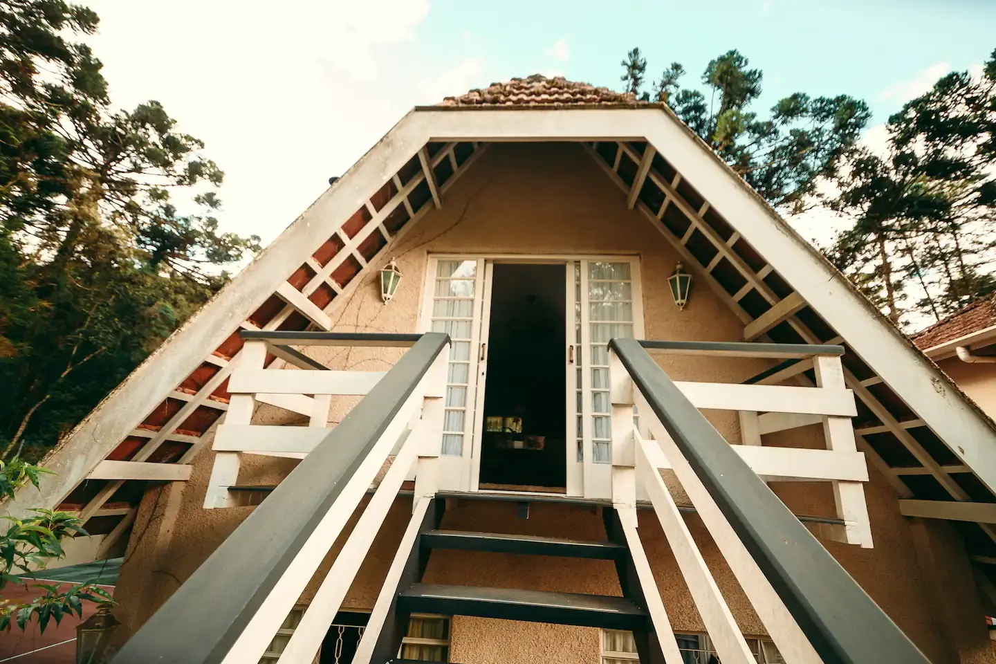 Lindo chalé, localização central e amplo terreno