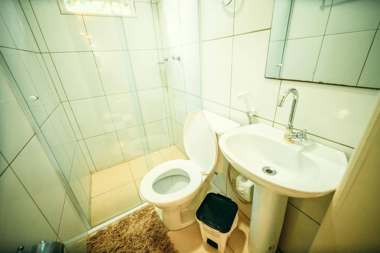 Lindo chalé, localização central e amplo terreno