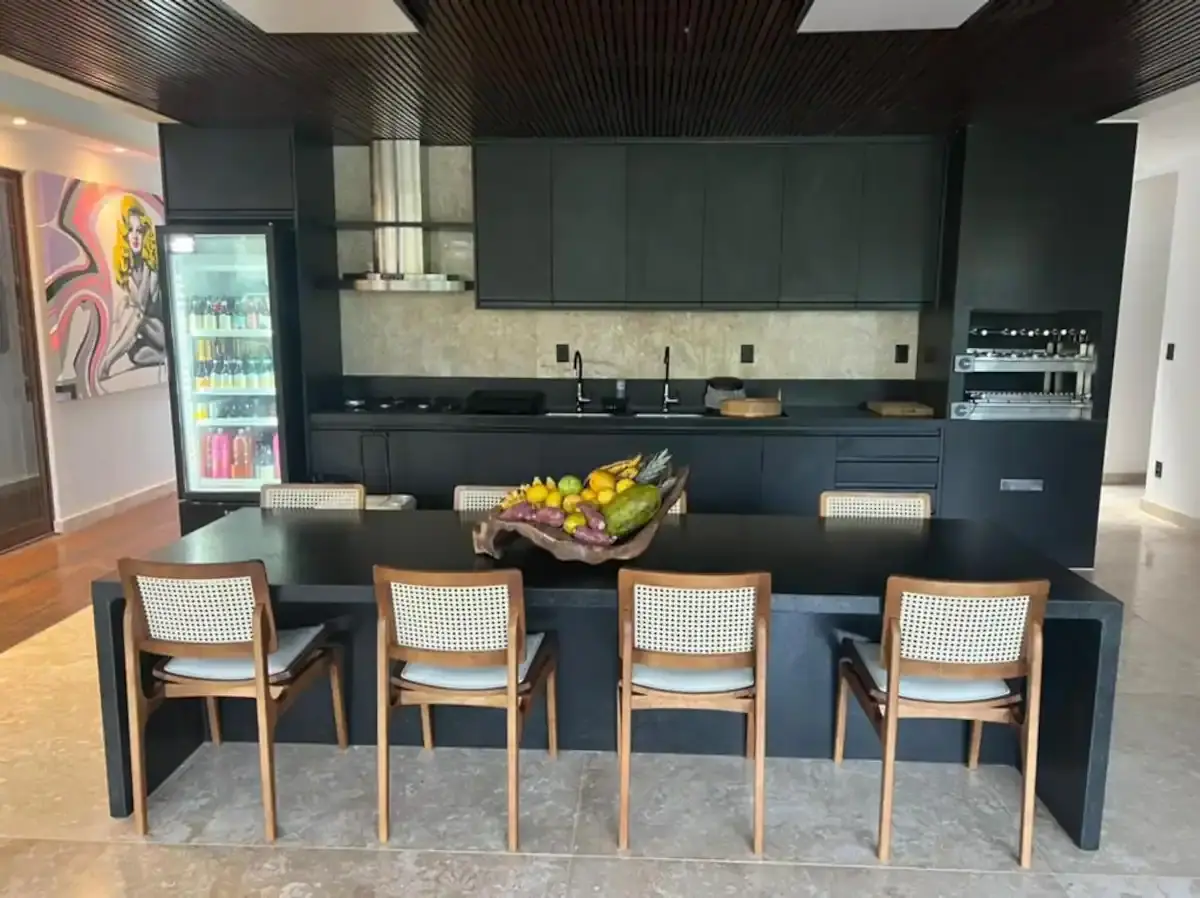 Casa espetacular na praia do forte com 9 suítes!