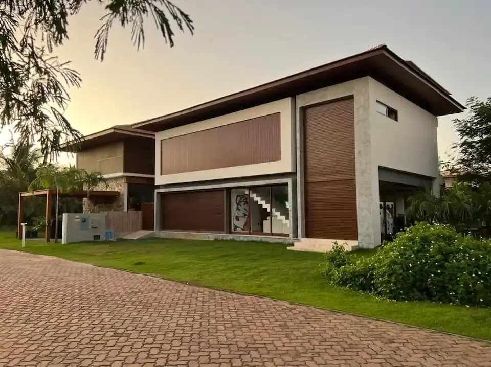 Casa espetacular na praia do forte com 9 suítes!