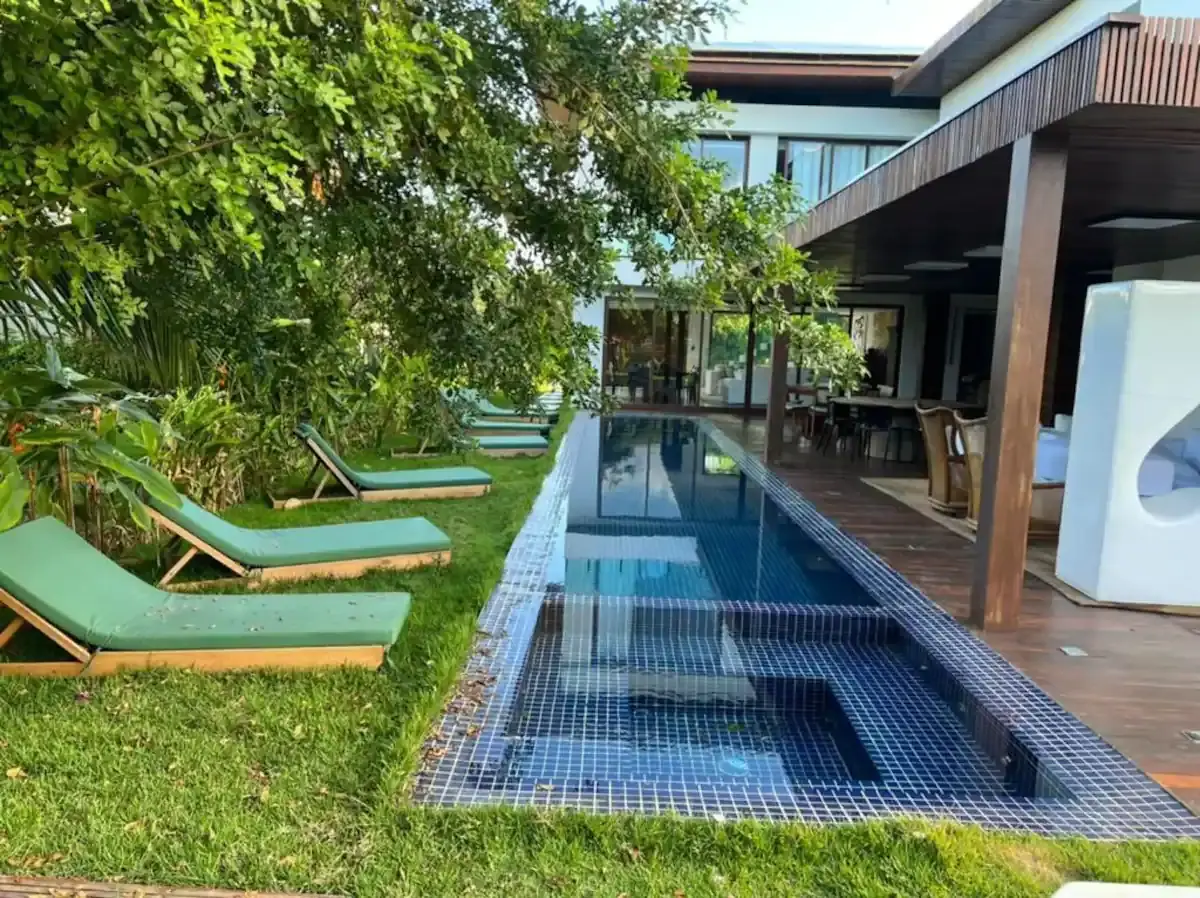 Casa espetacular na praia do forte com 9 suítes!