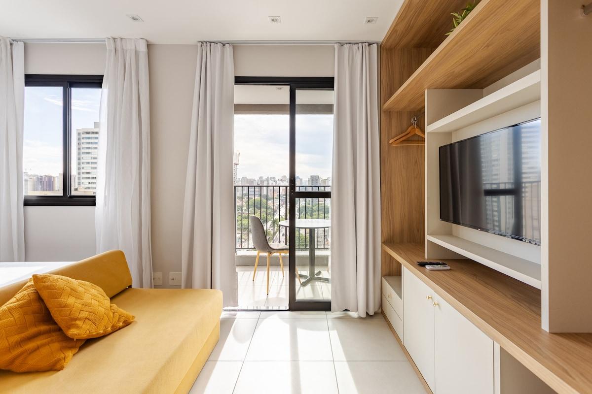 Apartamento no Campo Belo com piscina, academia e varanda