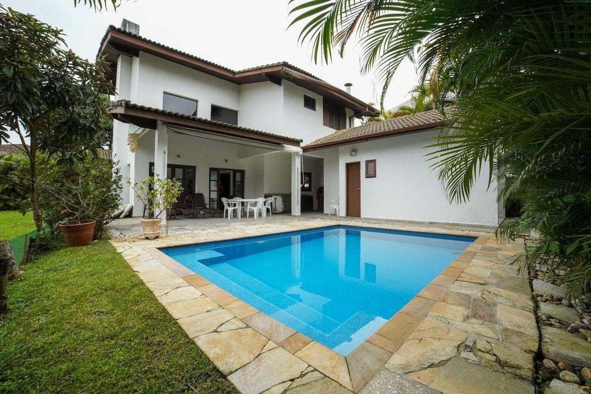 Spacious House with 4 Suites, A/C and Pool in Hanga Roa