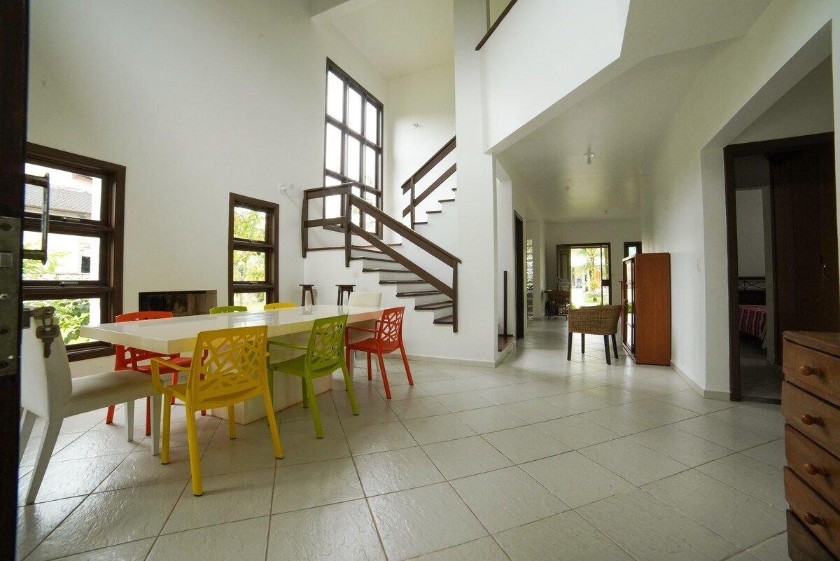 Spacious House with 4 Suites, A/C and Pool in Hanga Roa