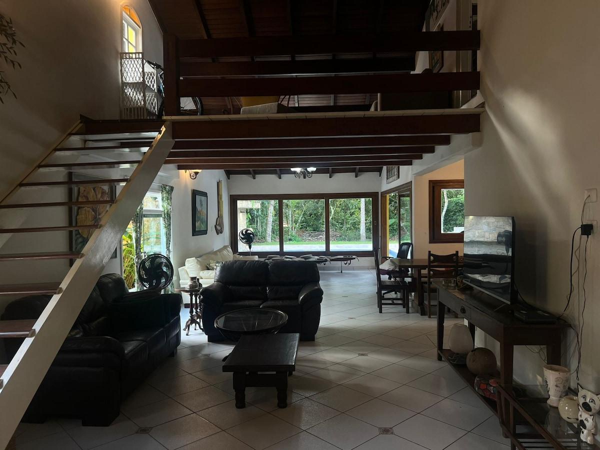 Casa Incrível na Riviera de São Lourenço com Piscina e Churrasqueira