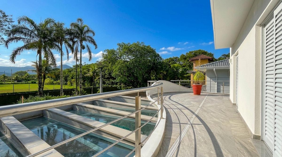 House with Five Suites, Pool and Wi-Fi in Hanga Roa
